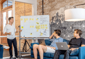 Mercadóger PPC ügynökség csapata brainstorming egy modern irodában, digitális marketing stratégia kidolgozása, kiemelve PPC kampányokat és online hirdetési megoldásokat.